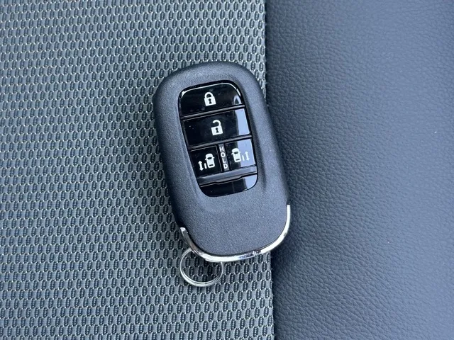 フリード(ホンダ)e：HEVクロスター ６人乗登録済未使用車 28