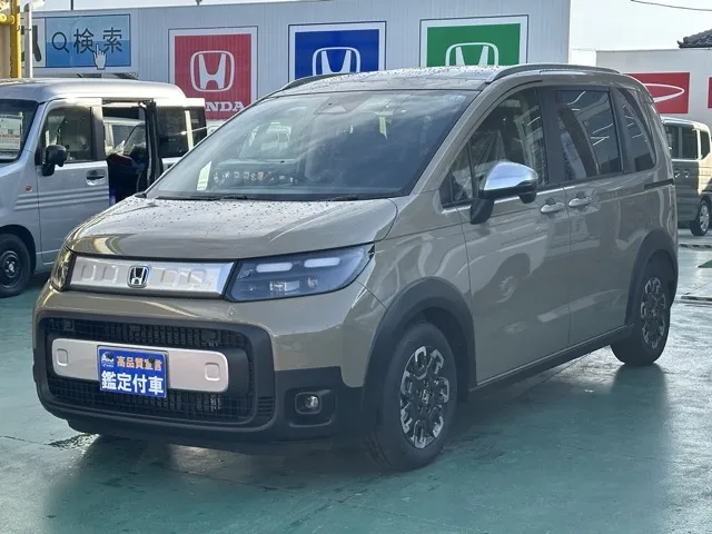 フリード(ホンダ)e：HEVクロスター ６人乗登録済未使用車 1