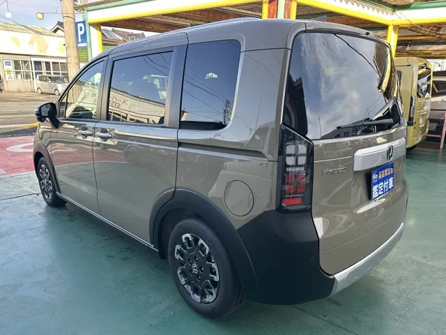 フリード(ホンダ)e：HEVクロスター ６人乗登録済未使用車 2