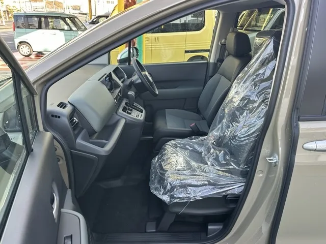 フリード(ホンダ)e：HEVクロスター ６人乗登録済未使用車 3