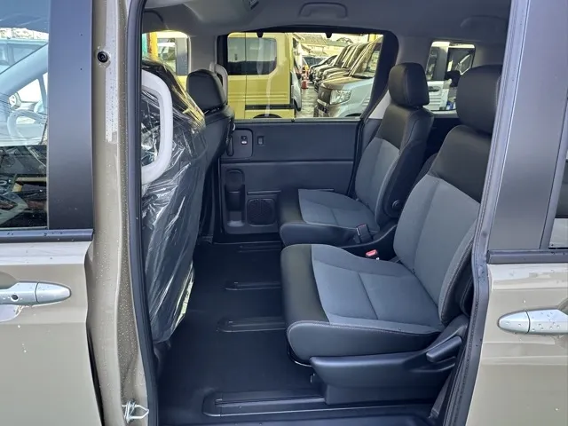 フリード(ホンダ)e：HEVクロスター ６人乗登録済未使用車 4