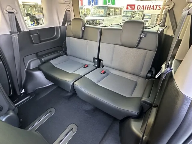 フリード(ホンダ)e：HEVクロスター ６人乗登録済未使用車 5