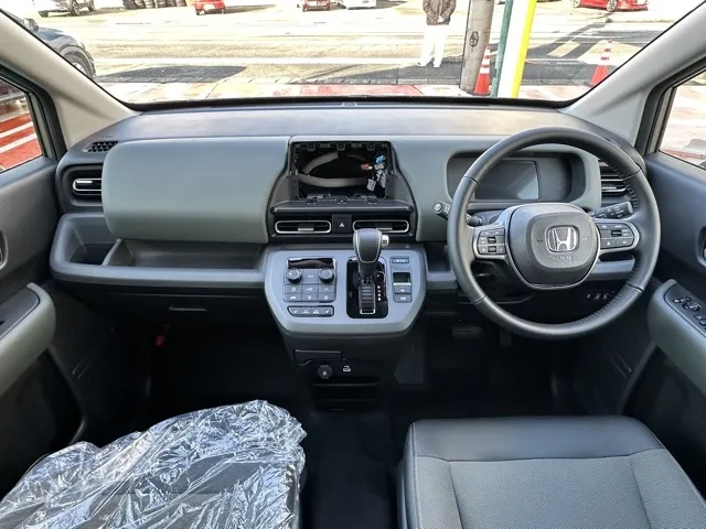 フリード(ホンダ)e：HEVクロスター ６人乗登録済未使用車 6