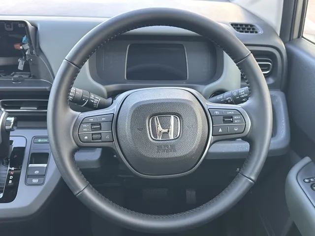 フリード(ホンダ)e：HEVクロスター ６人乗登録済未使用車 7