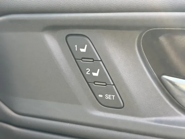 アコード(ホンダ)e：HEV中古車 12