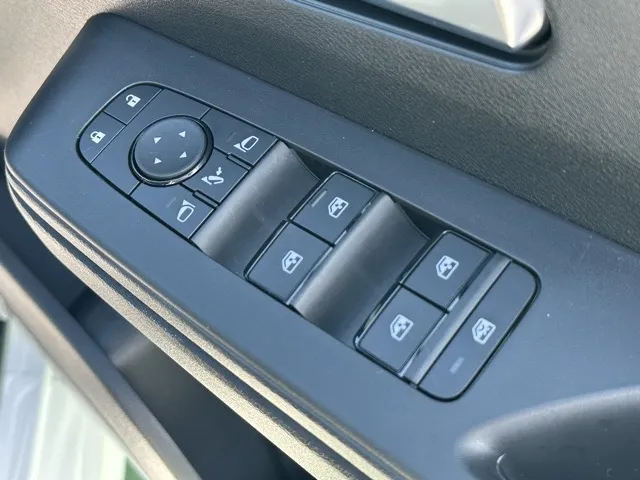 セレナ(ニッサン)ハイウェイスターV 12.3インチコネクトナビ見本展示車有り 18