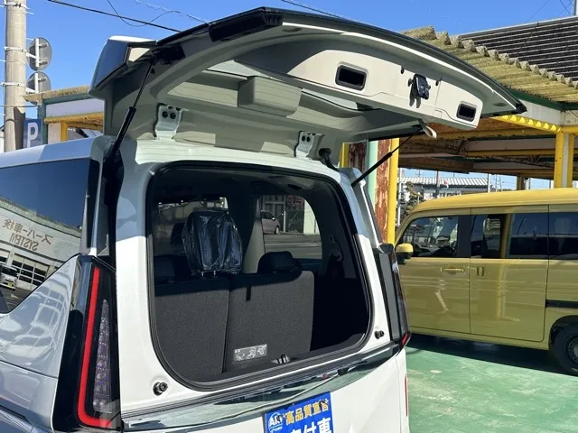 セレナ(ニッサン)eパワーハイウェイスターV アラウンドビューモニター見本展示車有り 11