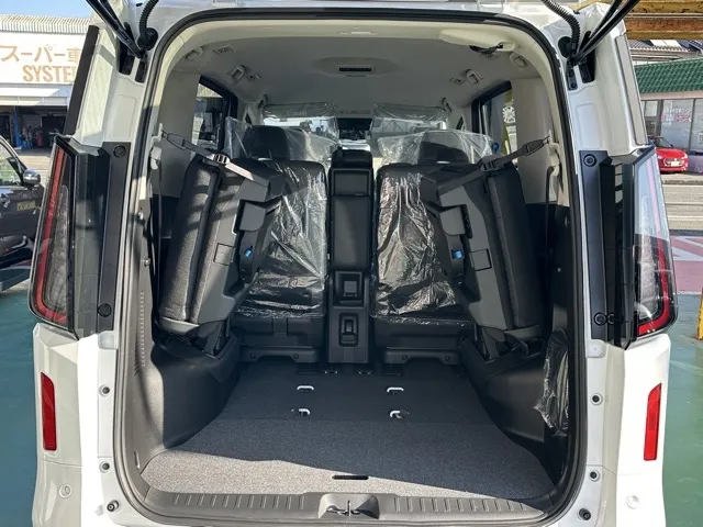 セレナ(ニッサン)eパワーハイウェイスターV 12.3インチコネクトナビ見本展示車有り 10