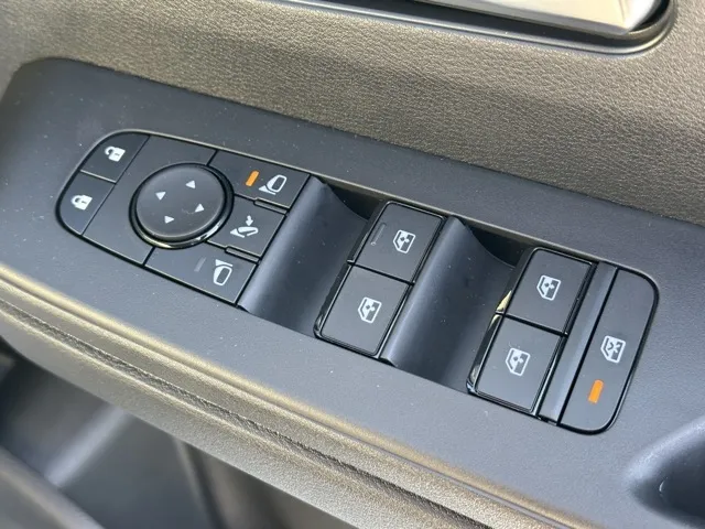 セレナ(ニッサン)eパワーハイウェイスターV 12.3インチコネクトナビ見本展示車有り 16