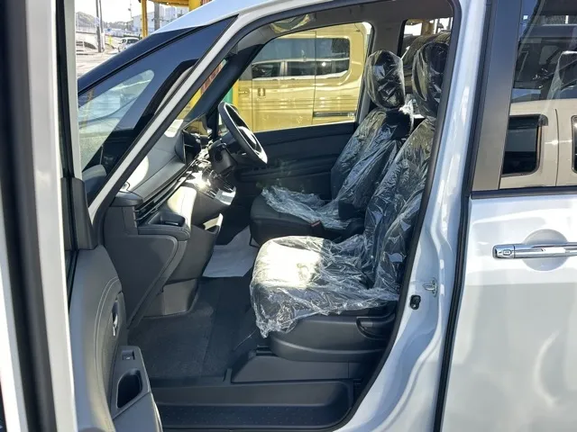 セレナ(ニッサン)eパワーハイウェイスターV 12.3インチコネクトナビ見本展示車有り 3