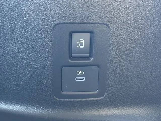 セレナ(ニッサン)eパワー ルキシオン見本展示車有り 9