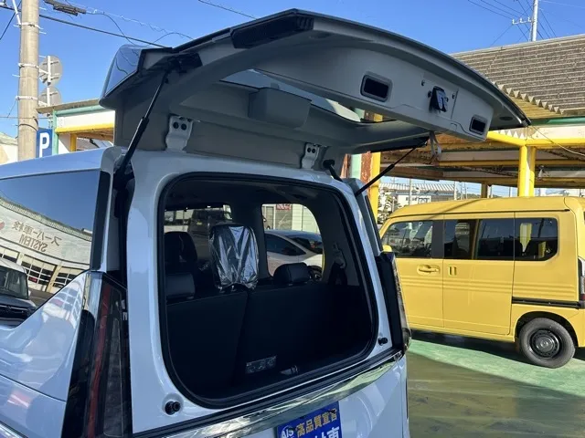 セレナ(ニッサン)eパワー ルキシオン見本展示車有り 10