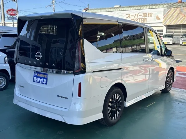 セレナ(ニッサン)eパワー ルキシオン見本展示車有り 13