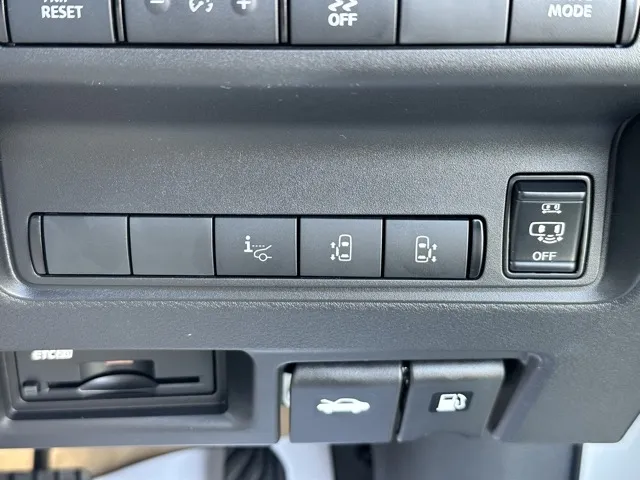 セレナ(ニッサン)eパワー ルキシオン見本展示車有り 20