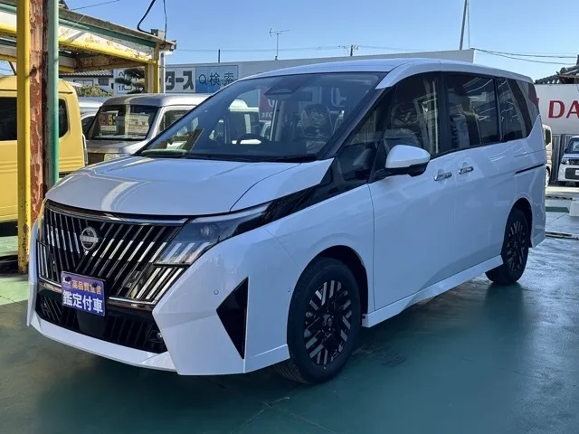 セレナ(ニッサン)eパワー ルキシオン見本展示車有り 1