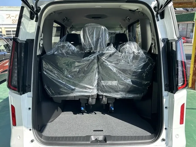 セレナ(ニッサン)オーテックライン アラウンドビューモニター見本展示車有り 12