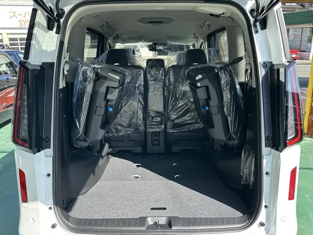 セレナ(ニッサン)オーテックライン アラウンドビューモニター見本展示車有り 13