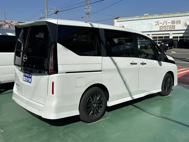 セレナ(ニッサン)オーテックライン アラウンドビューモニター見本展示車有り 15