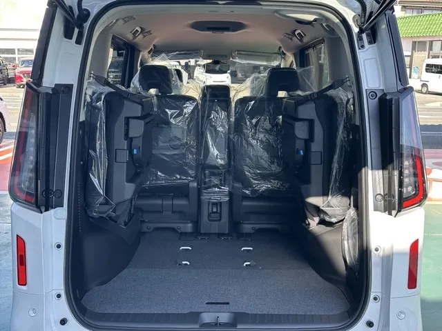 セレナ(ニッサン)オーテックライン アラウンドビューモニター見本展示車有り 13