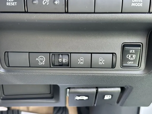 セレナ(ニッサン)オーテックライン アラウンドビューモニター見本展示車有り 21