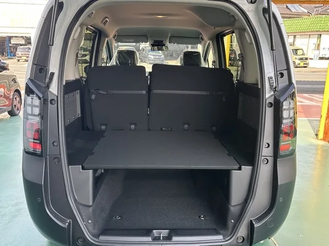 フリード(ホンダ)e：HEVクロスター 5人乗登録済未使用車 9