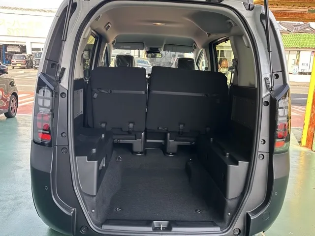 フリード(ホンダ)e：HEVクロスター 5人乗登録済未使用車 10