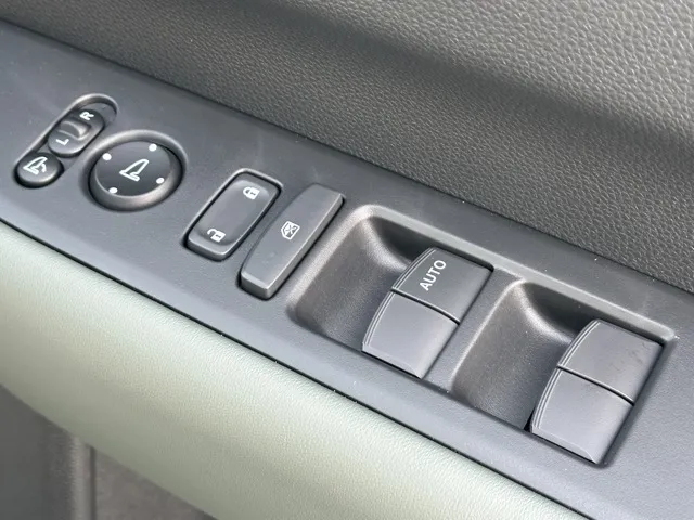 フリード(ホンダ)e：HEVクロスター 5人乗登録済未使用車 15