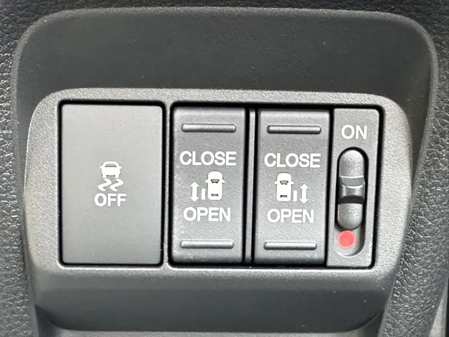 フリード(ホンダ)e：HEVクロスター 5人乗登録済未使用車 16