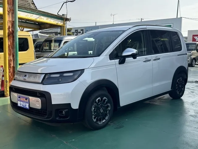 フリード(ホンダ)e：HEVクロスター 5人乗登録済未使用車 1