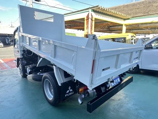 キャンター(三菱)全低床キョウカダンプ ３ｔ登録済未使用車 2