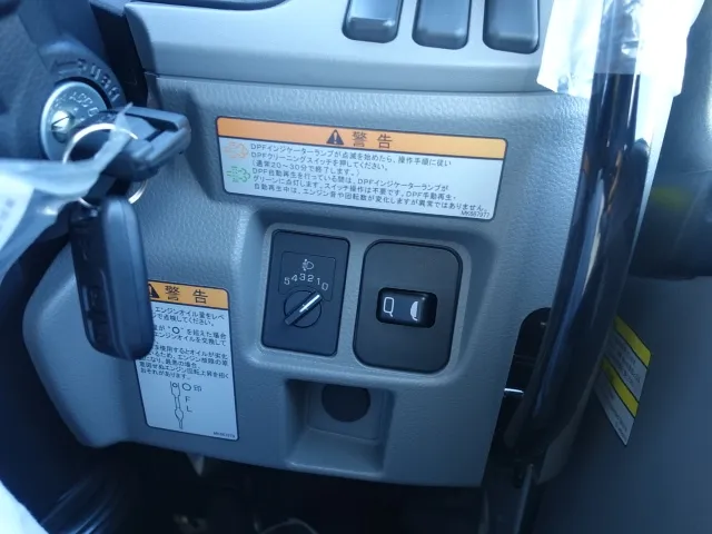 キャンター(三菱)全低床キョウカダンプ ２ｔ　登録済未使用車 6