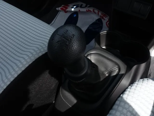 アルト(スズキ)F 5速ミッションディーラー試乗車 11