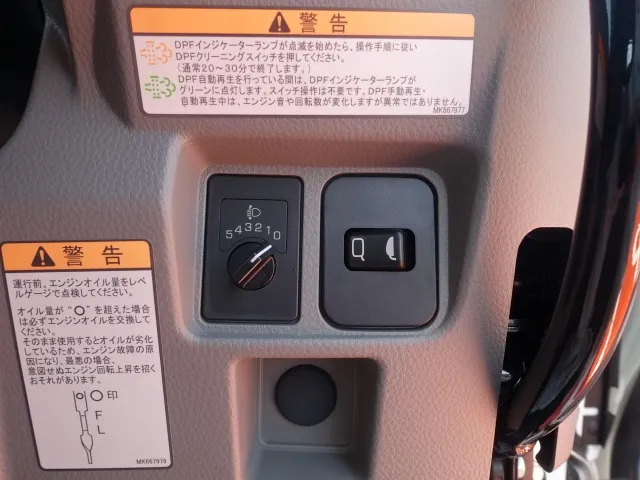 キャンター(三菱)全低床キョウカダンプ ２ｔ　登録済未使用車 10